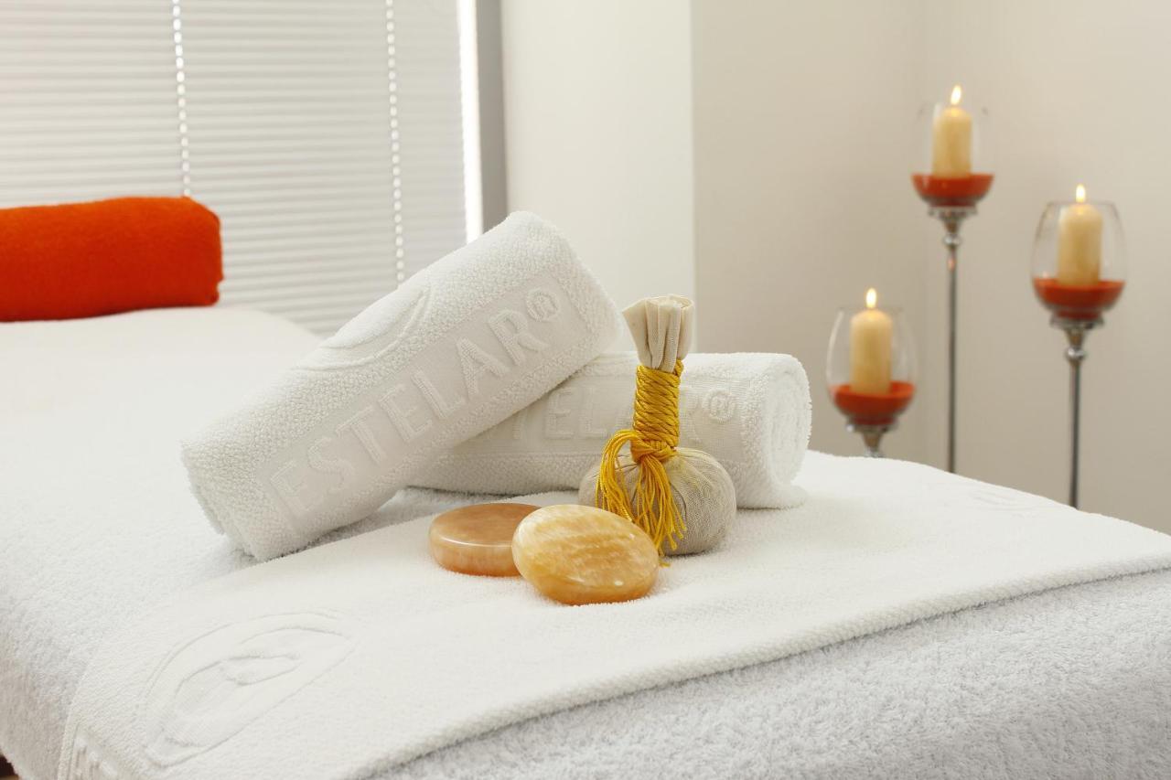 Estelar Alto Prado Barranquilla  Esterno foto A massage table with towels and massage stones